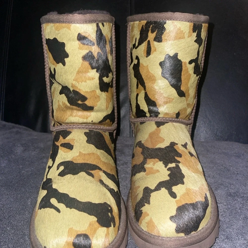 UGG ROWLAND CAMO CALF HAIR LEATHER SHEEPSKIN STUDDED BOOTS WOMEN SIZE 8 RARE HTF